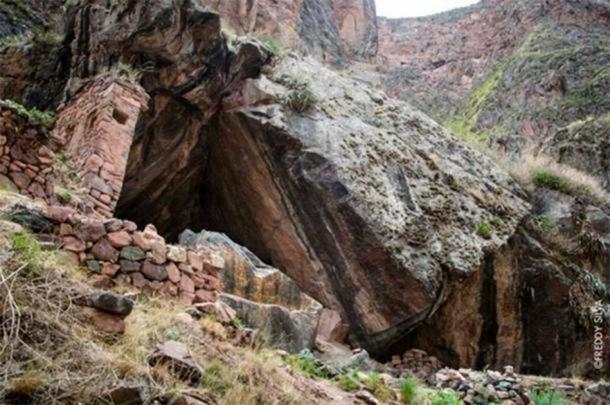 Stone angles on the sheer faces of ravine at Naupa Iglesia. Photograph © Freddy Silva